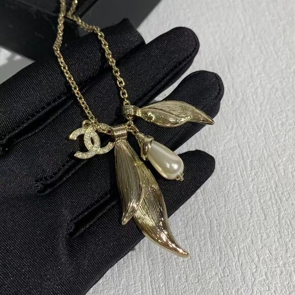 CHANEL Leaf & Pearl Pendant Necklace with CC Logo - Picture 5 of 6
